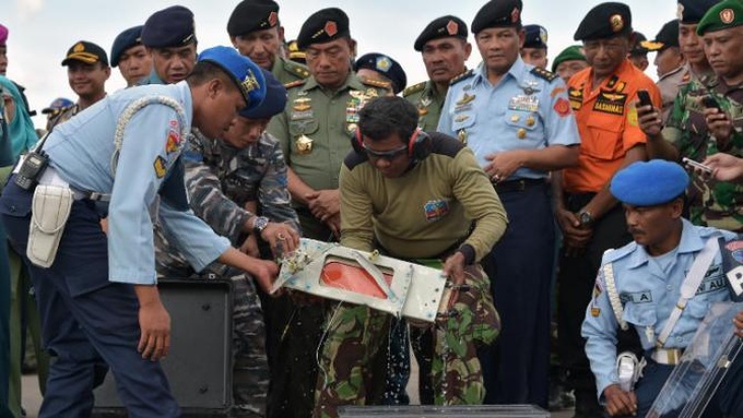 Divers recover AirAsia cockpit voice recorder - 1