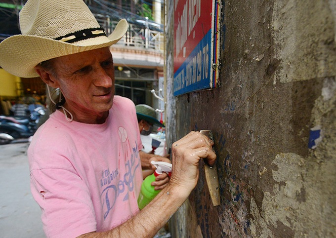 American veteran helps clean Hanoi walls - 1