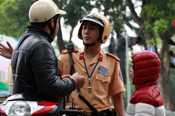 Hanoi police start clamping down on children helmet rules - 5 Hanoi police start clamping down on children helmet rules - 5
