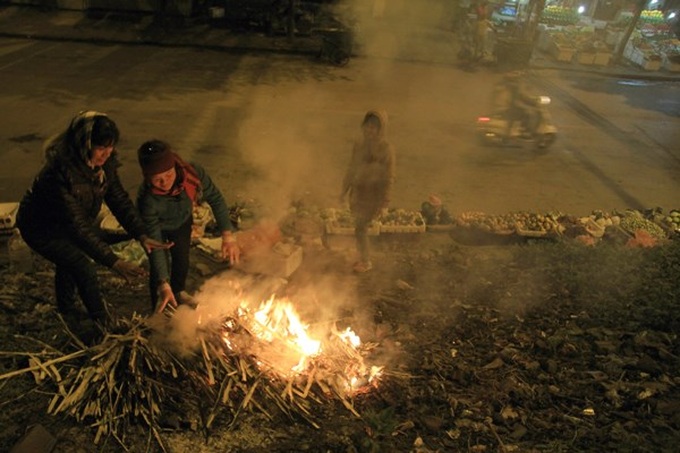 Fires break out in Hanoi streets, to warm night workers as winter cold bites - 2