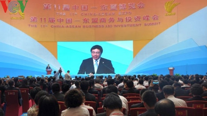 Deputy PM Minh attends CAEXPO in China - 1