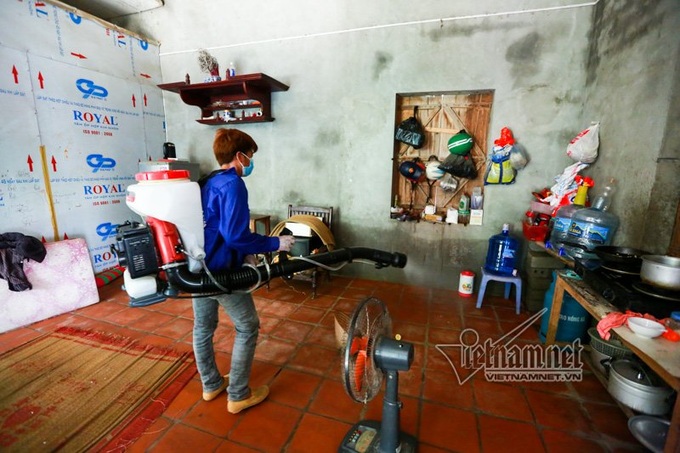 Chuong My rushes to clean up the flood-hit areas - 4