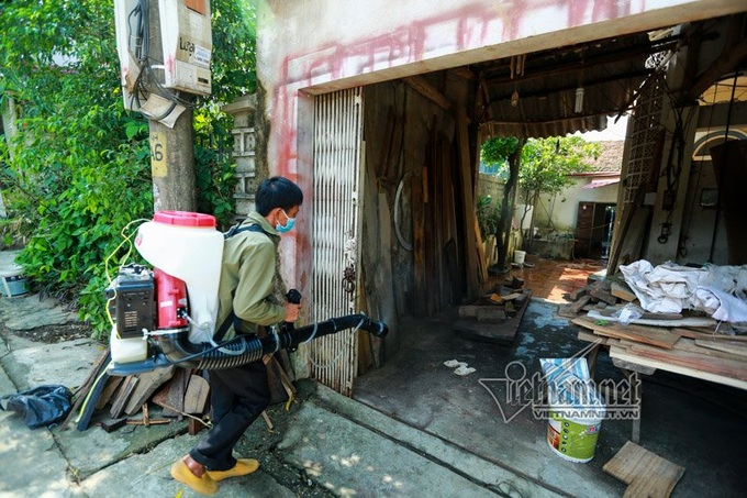 Chuong My rushes to clean up the flood-hit areas - 3