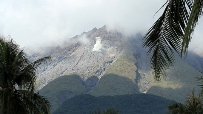Thousands stranded as strong typhoon nears Philippines - 1