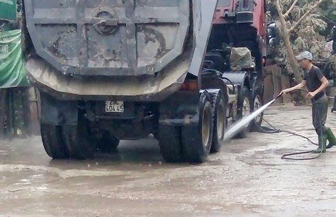Dirty cars accused of polluting Hanoi - 1