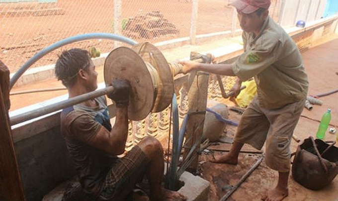 Well diggers get down to work in dry season - 1 Well diggers get down to work in dry season - 1