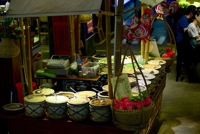 Underground parking lot transformed into busy market - 2