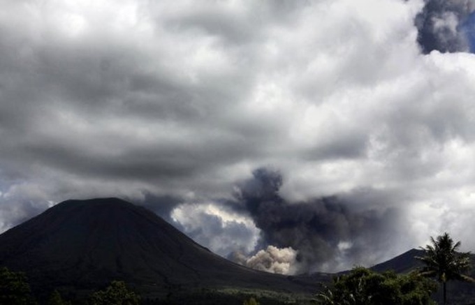 Indonesia volcano eruption panics villagers - 1 Indonesia volcano eruption panics villagers - 1