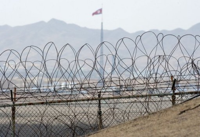 N. Korea begins fuelling rocket: report - 1
