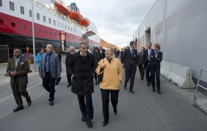 Clinton in Arctic to see impact of climate change - 1