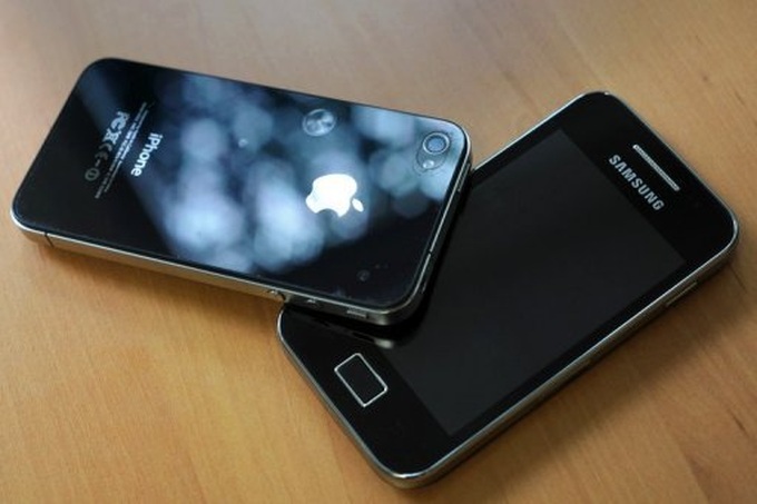 Apple-Samsung smartphone clash heads to jury - 1