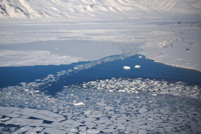 In climate landmark, Arctic ice melts to record low - 1