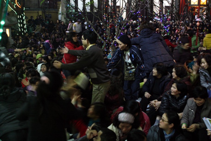People rush to pagodas to pray for peace and fortune - 6 People rush to pagodas to pray for peace and fortune - 6