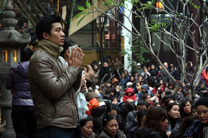 People rush to pagodas to pray for peace and fortune - 4 People rush to pagodas to pray for peace and fortune - 4