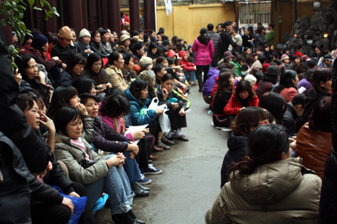 People rush to pagodas to pray for peace and fortune - 2 People rush to pagodas to pray for peace and fortune - 2