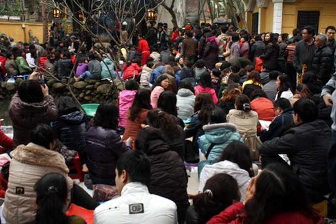 People rush to pagodas to pray for peace and fortune - 3 People rush to pagodas to pray for peace and fortune - 3
