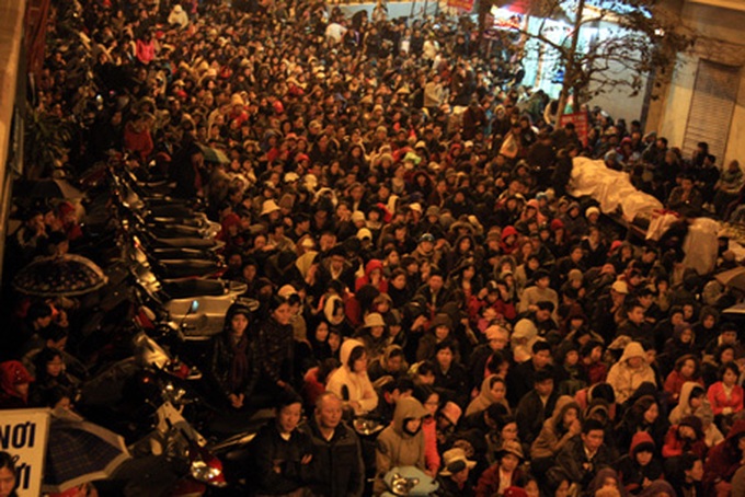 People rush to pagodas to pray for peace and fortune - 8 People rush to pagodas to pray for peace and fortune - 8