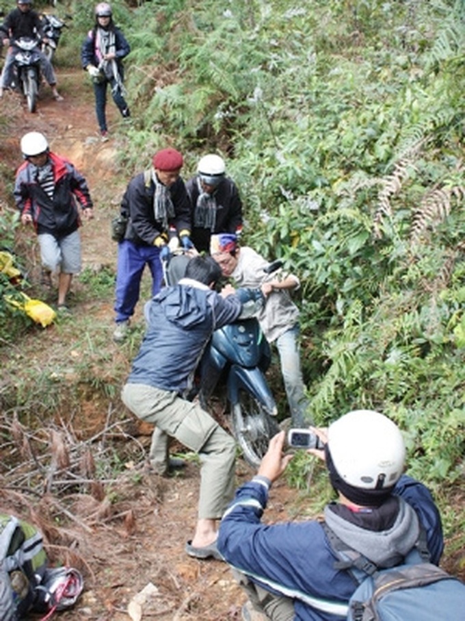 Young people buck tradition to travel during Tet - 2