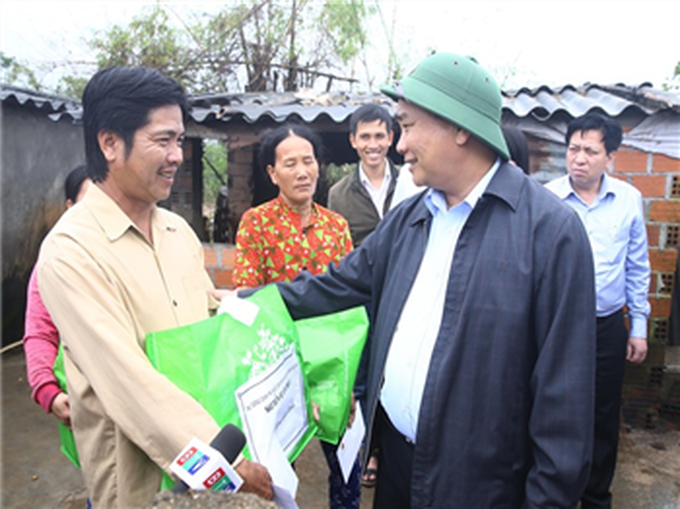 PM Phúc visits flood affected residents - 1