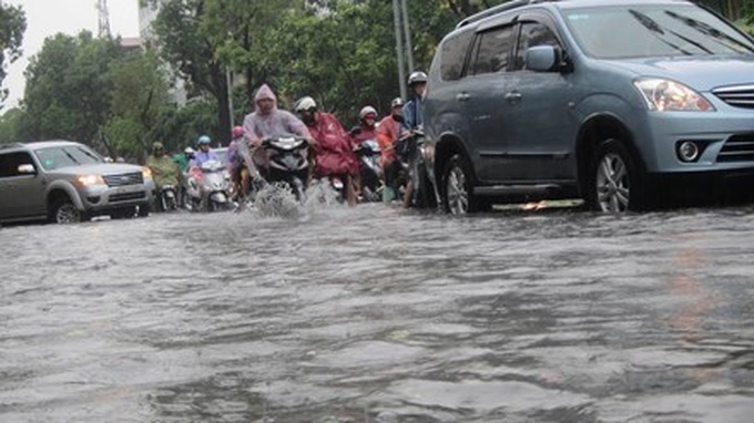 Heavy rain submerges Hanoi streets - 3 Heavy rain submerges Hanoi streets - 3
