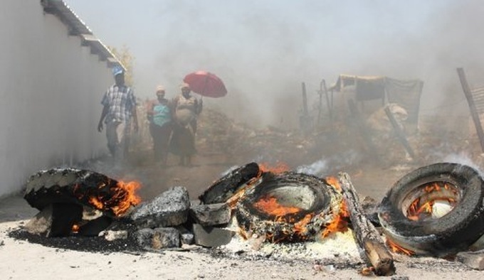 Gold, platinum giants toughen stance over S. Africa strikes - 1