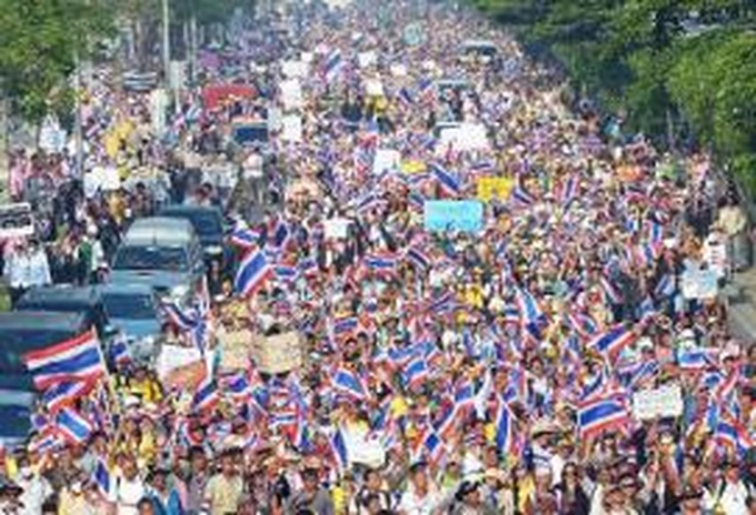 PM calls early elections as 100,000 march in Bangkok - 1