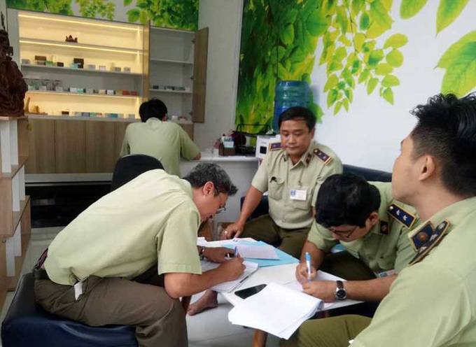 Hundreds of smuggled watches seized in HCM City - 1