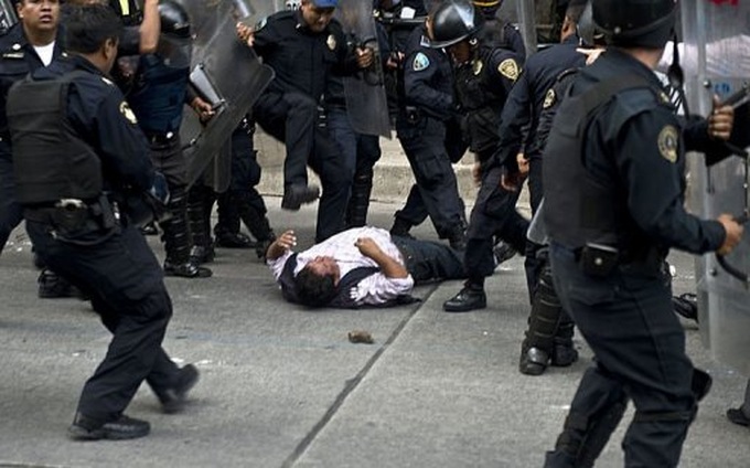 Thousands of teachers protest Mexico education law - 1