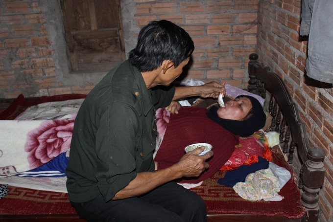 Old warrior in financial battle to save his wife - 1