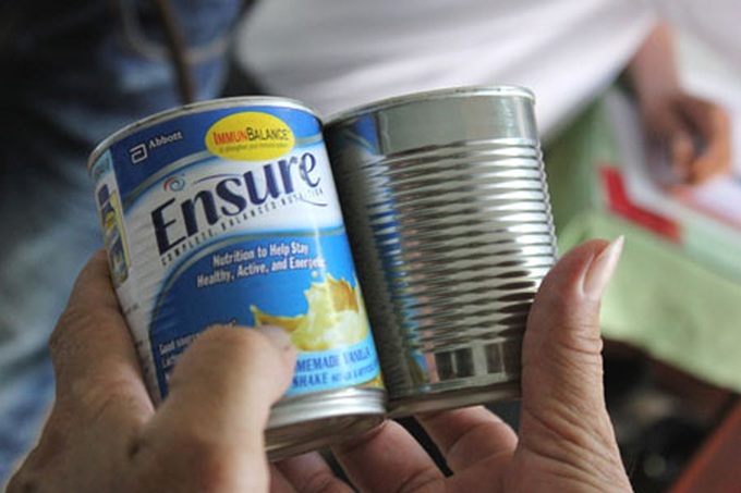 Milk falsely labeled 'Ensure' discovered in Quang Ngai - 1