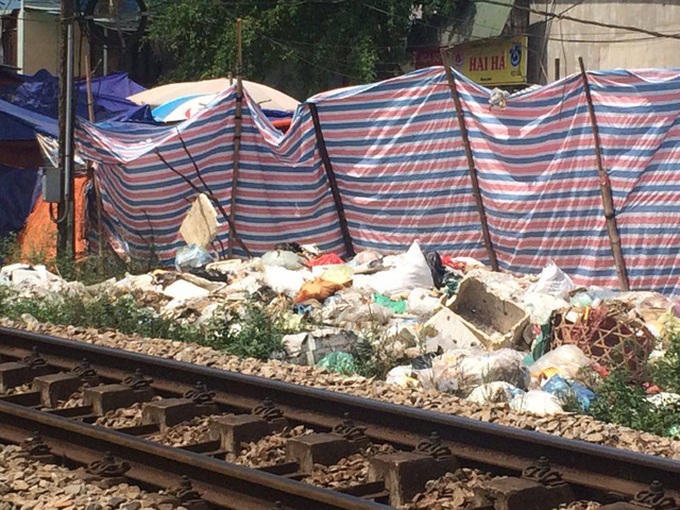 Town filled with rubbish as dumping site overloaded - 3 Town filled with rubbish as dumping site overloaded - 3