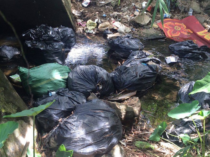 Town filled with rubbish as dumping site overloaded - 7 Town filled with rubbish as dumping site overloaded - 7