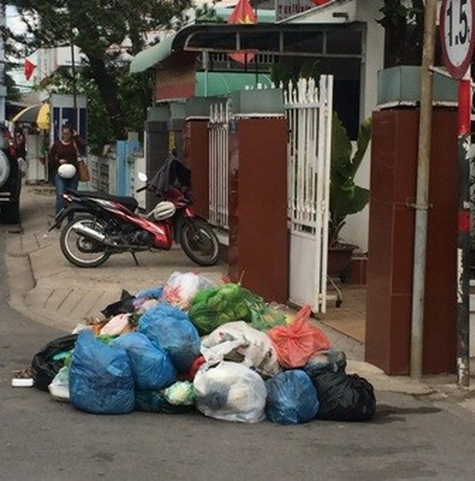 Trash piles up in Can Tho City - 1 Trash piles up in Can Tho City - 1