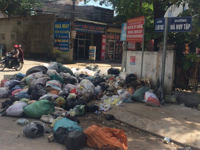 Town filled with rubbish as dumping site overloaded - 4 Town filled with rubbish as dumping site overloaded - 4