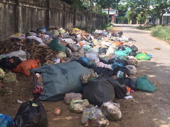 Town filled with rubbish as dumping site overloaded - 1 Town filled with rubbish as dumping site overloaded - 1