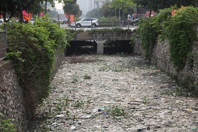 ’Garbage river’ in Hanoi cleaned up - 1 ’Garbage river’ in Hanoi cleaned up - 1