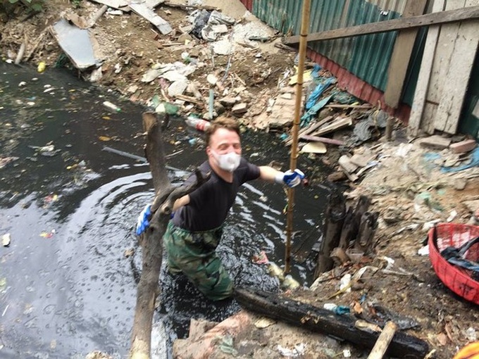 Foreigners help keep Hanoi clean - 1 Foreigners help keep Hanoi clean - 1