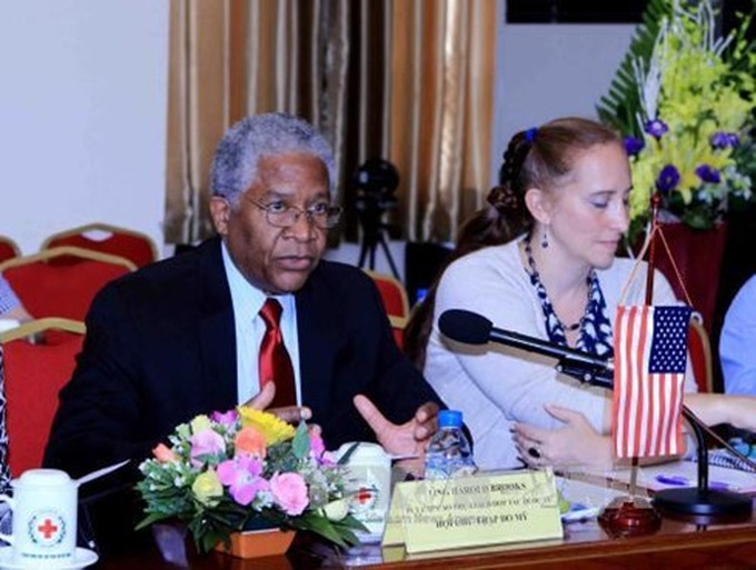 US pledges to assist Vietnam in humanitarian activities - 1