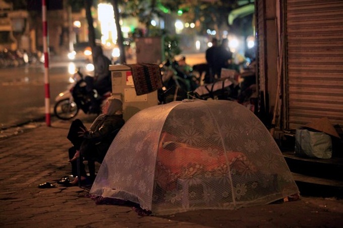 Fires break out in Hanoi streets, to warm night workers as winter cold bites - 6