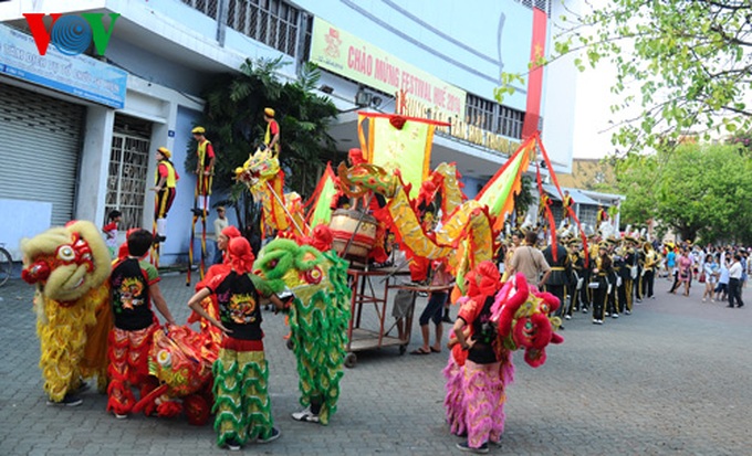 Hue spotlighted in colourful roadshow - 1 Hue spotlighted in colourful roadshow - 1