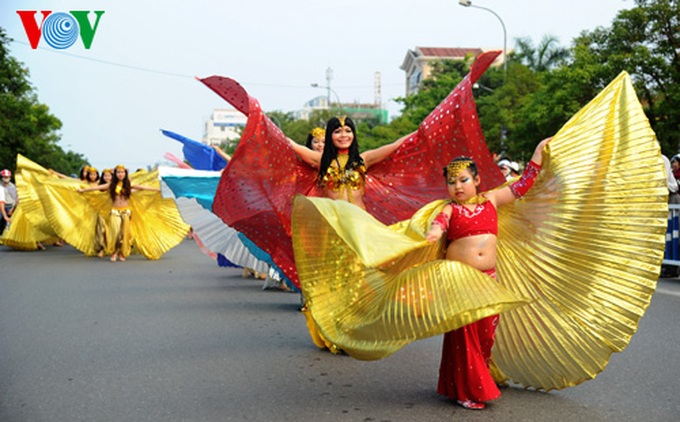 Hue spotlighted in colourful roadshow - 11 Hue spotlighted in colourful roadshow - 11