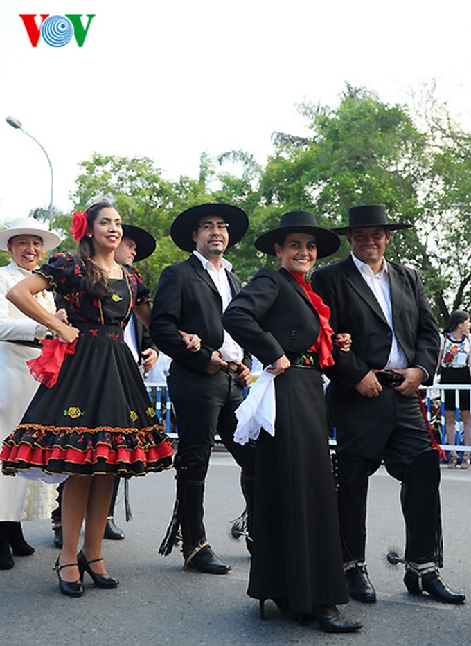 Hue spotlighted in colourful roadshow - 13 Hue spotlighted in colourful roadshow - 13