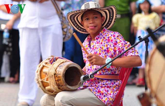 Hue spotlighted in colourful roadshow - 14 Hue spotlighted in colourful roadshow - 14