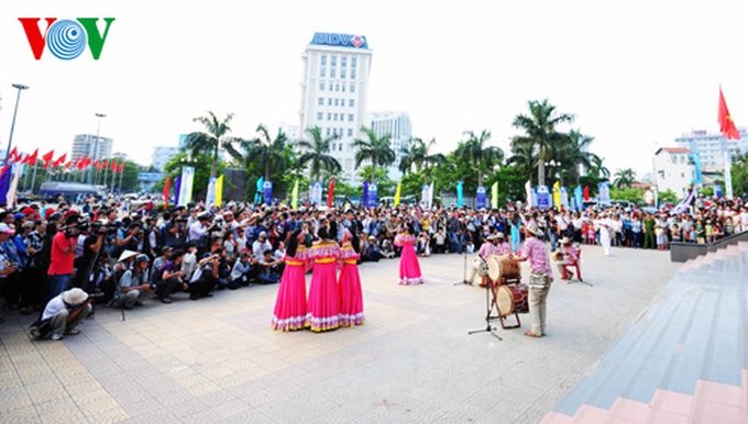 Hue spotlighted in colourful roadshow - 15 Hue spotlighted in colourful roadshow - 15