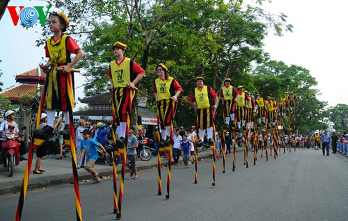 Hue spotlighted in colourful roadshow - 6 Hue spotlighted in colourful roadshow - 6