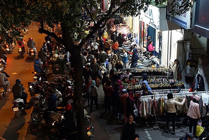 Hanoians queue in bone-chilling cold for Black Friday sales - 1