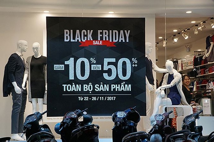 Hanoians queue in bone-chilling cold for Black Friday sales - 2