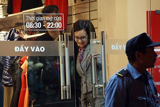 Hanoians queue in bone-chilling cold for Black Friday sales - 3