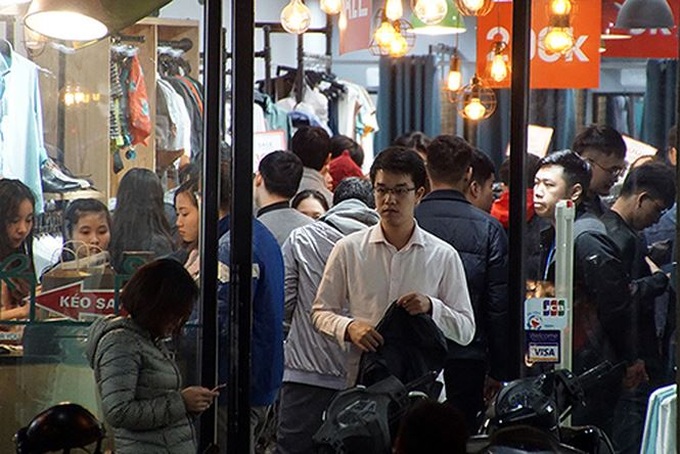 Hanoians queue in bone-chilling cold for Black Friday sales - 5