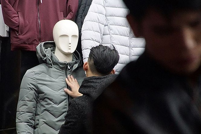 Hanoians queue in bone-chilling cold for Black Friday sales - 7